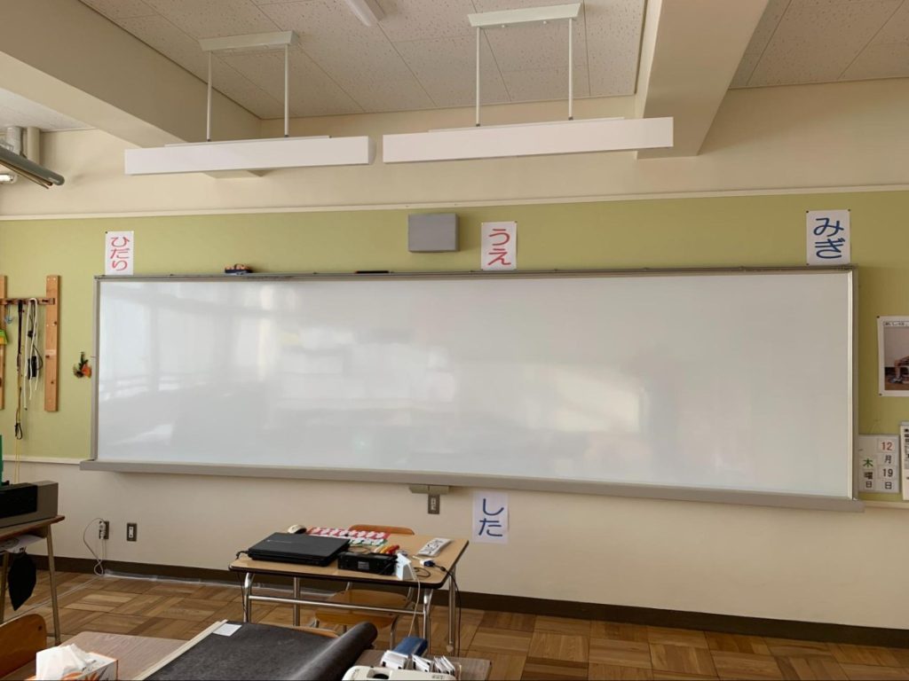【北海道の学校必見】オーダーメイドホワイトボードと電子黒板で、もっと自由に学ぶ教室へ