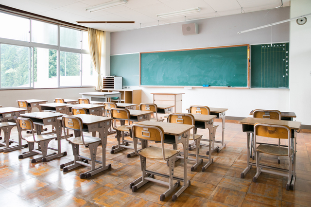 黒板の大きさはどれくらい？小学校・中学校・高校の標準寸法や選び方を解説！