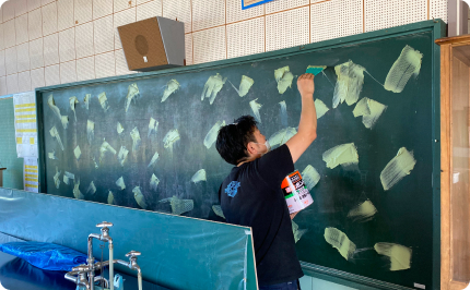 黒板貼替工事 作業中