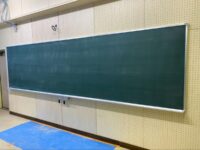 黒板の種類6つを比較!用途別の選び方と設置方法を黒板屋が解説 - 札幌教材製作所 - 札幌教材製作所