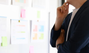 書きにくい黒板は「劣化」が原因。貼り替えで授業ストレスをゼロにしよう