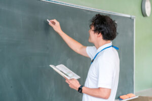 書きにくい黒板は「劣化」が原因。貼り替えで授業ストレスをゼロにしよう