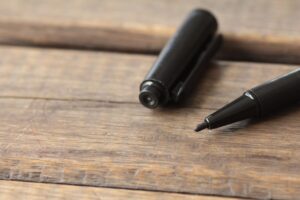 【ホワイトボードに油性ペン】消えない文字は「上塗り」で消す！