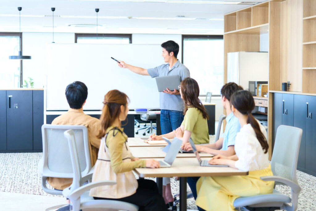 ホワイトボードの最適サイズは用途で変わる！選ぶ際のポイントと特注のメリット