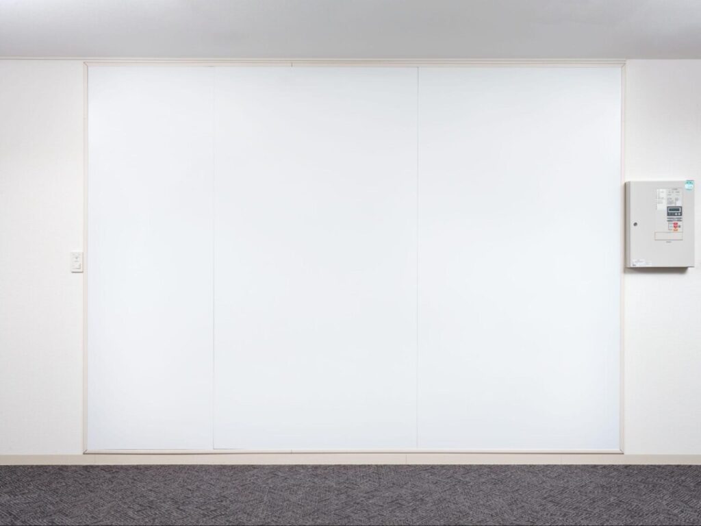 オーダーサイズに対応した壁面ホワイトボード