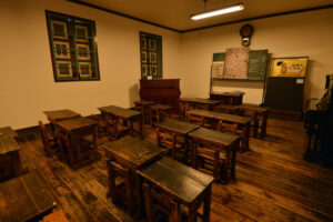 【黒板の歴史】いつ作られた？世界から日本へ広まった黒板の物語