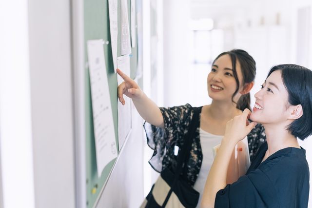 掲示板はどう選ぶ?素材ごとの特徴・最適な種類を用途別に紹介!