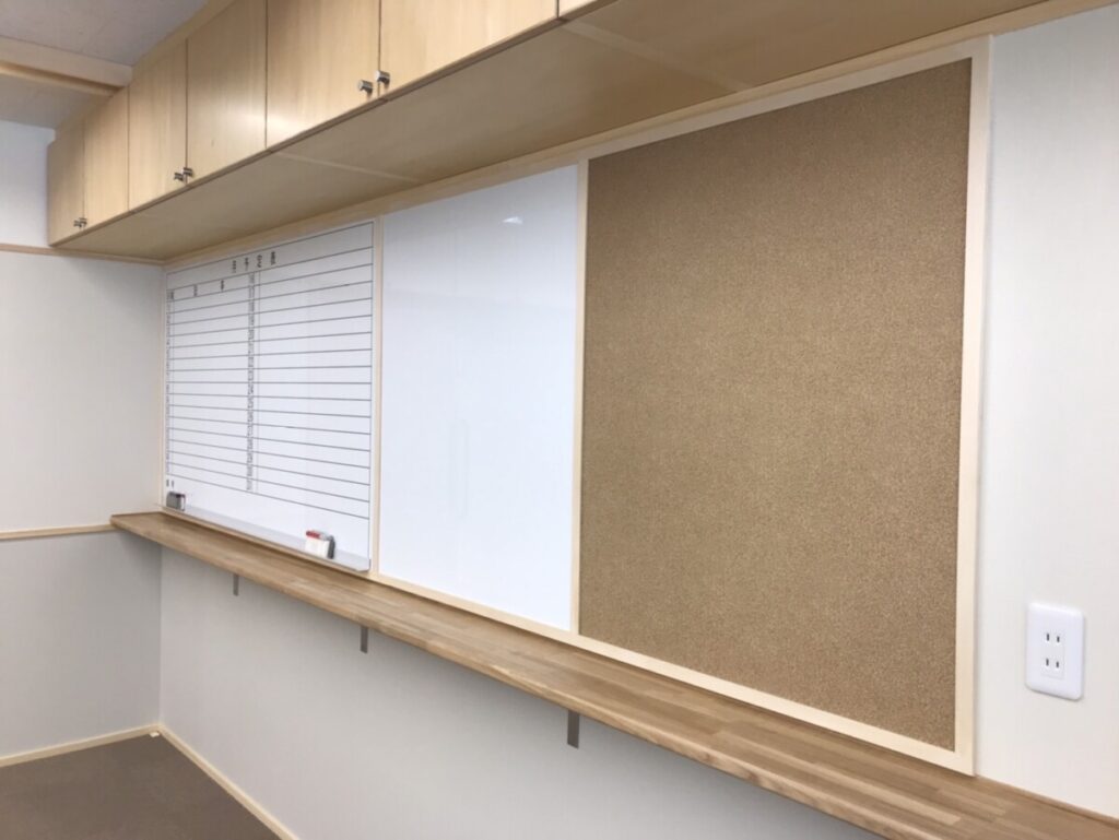 月予定表、ホワイトボード、掲示板の写真