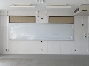 北海道 帯広市の学校｜黒板から映写も見やすいホワイトボードへ貼り替え工事
